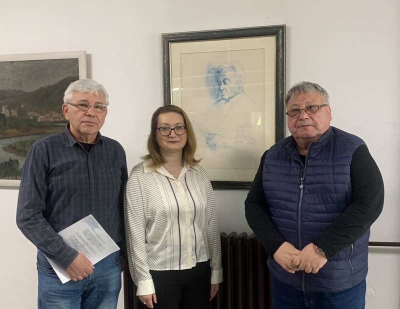 Директорката Стојчевска со Жорж и Александар Поповски покрај портретот на Анте Поповски од Коле Манев (Фотографијата е сопственост на ЈУ Градска библиотека „Браќа Миладиновци“